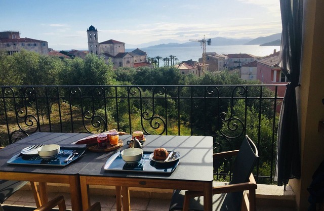 RENTED F2 Ile Rousse, stunning sea view near the beach in 8 minutes walk