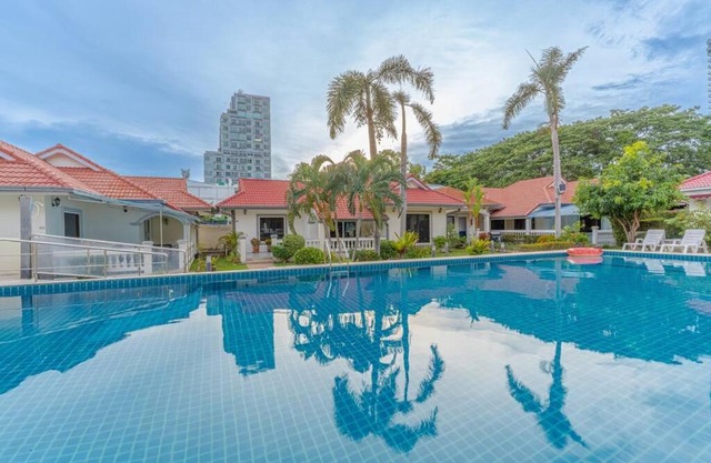 Resort 5-3BR Huge Pool, BBQ, 300m-Beach, 8 mins to Walking Street