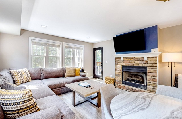 Resort condo with fireplace, pools, hot tubs, gyms, game room, putting green, AC