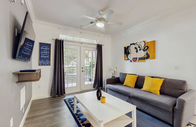 Resort condo with heated pool, gym, BBQ area, patio, W/D, children's pool, AC