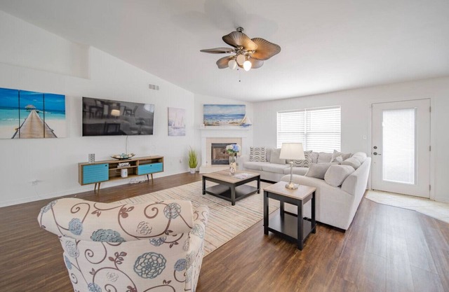 Resort-like Getaway! 4BR/3BA - 10 Mins from Beach!