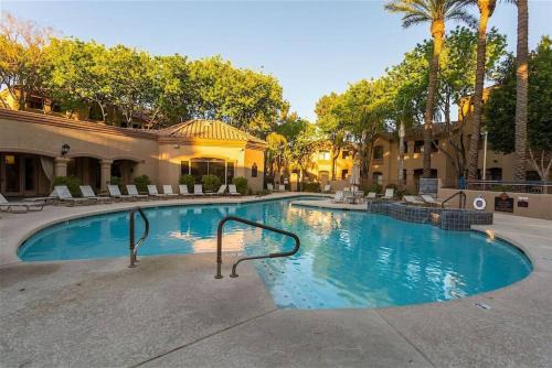 Resort-style 1BR - Walkable - Putting Green - Pool