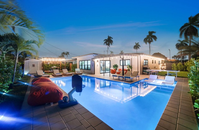 Resort-Style Pool & Bar in Hollywood · Modern Home