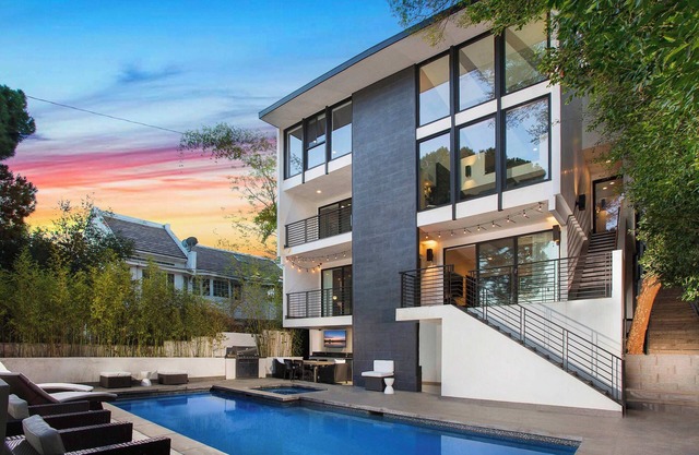 Resort Style Villa - Basketball, Pickleball, Pool!