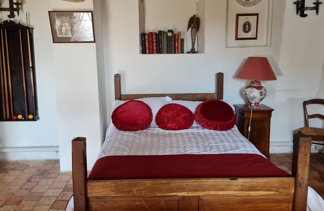 Restored family manor - Great Room and its private bathroom