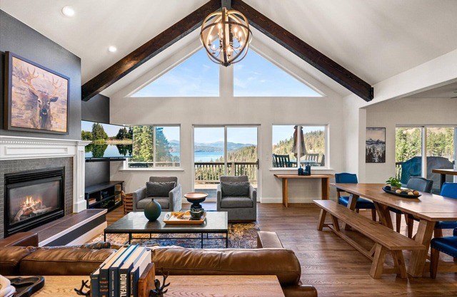 Retreat Near Golf-Town w/Views | 4000 sqft | Fire Table | Game Rooms | 4-acres