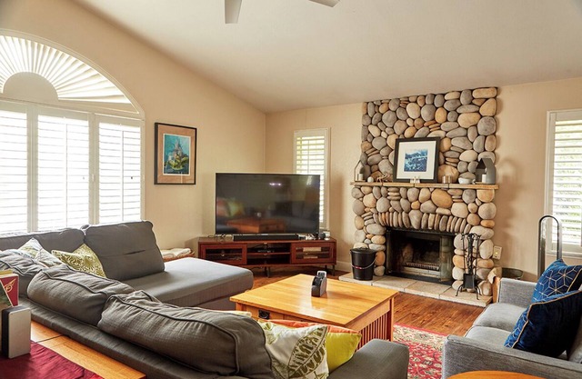 Retreat to Rise and Shine! Pool, Hot Tub, Walk to Drake's Beach! Game Room!