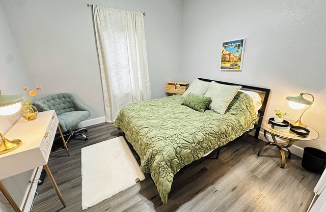 Retro Modern Apartment central to Vibrant Tampa