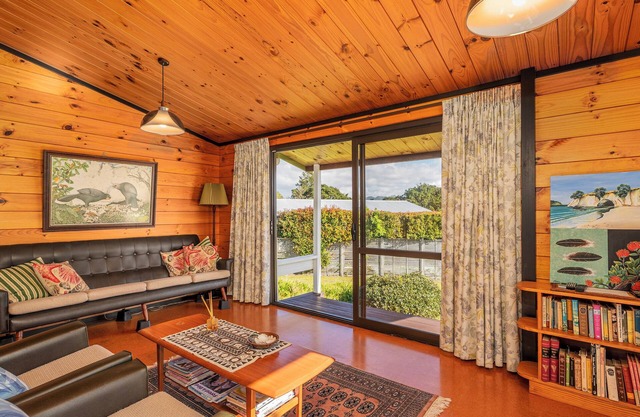 Retro Revival - Pauanui Holiday Home
