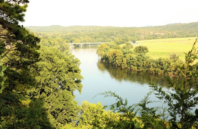 Retro River View Home in Calico Rock