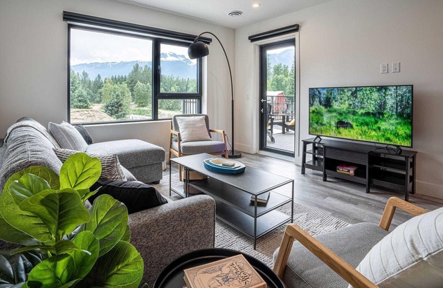 Revy's Peak Condo - Hot Tub with View