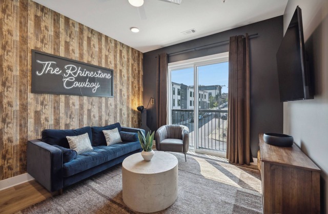 Rhinestone Cowboy in East Nashville, 5 minutes to Downtown/Broadway!