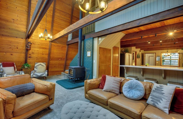 Rhododendron Family Cabin: Hot Tub & Deck!