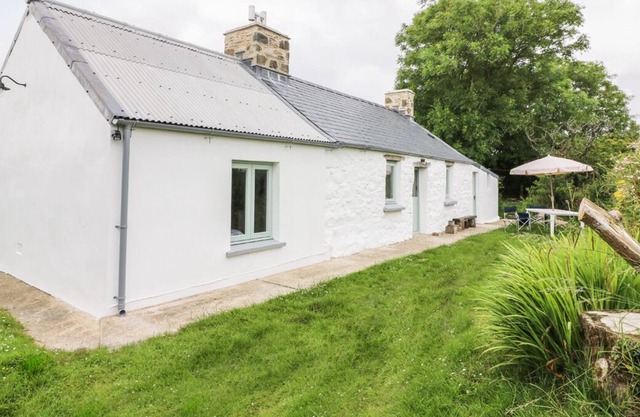 RHOS Y CLEGYRN, pet friendly, character holiday cottage in Goodwick