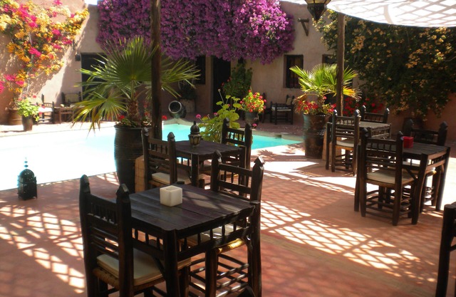 Riad of charm any comfort with swimming pool without opposite and big sported garden.