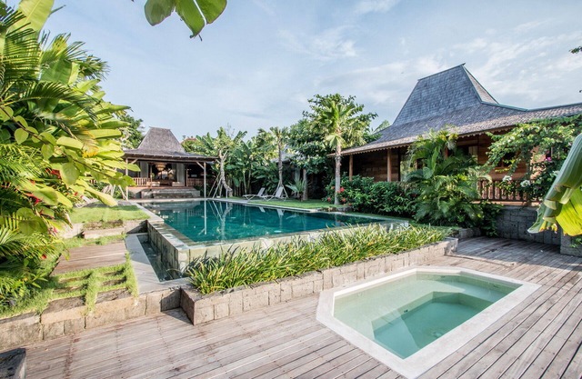 Rice Field View 7BR Villa, Canggu - W/Jacuzzi & Sun Loungers!
