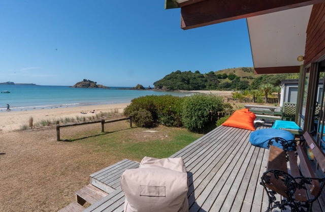 Right on the Beach! - Fabulous Te Ngaire Bay
