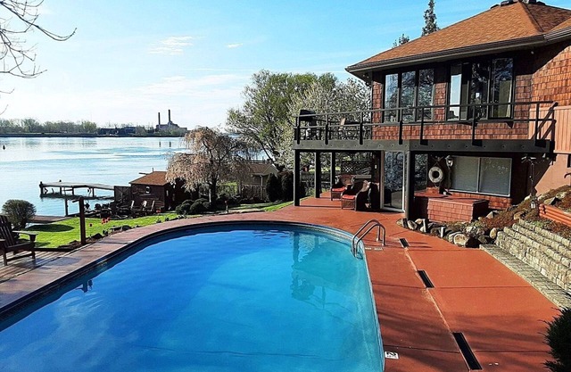Right On the Niagara River - River Access Dock - Pool - Hot Tub - Firepit.more