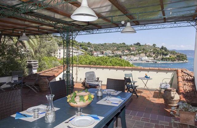 Right on the sea!Huge terraces overlooking the sea