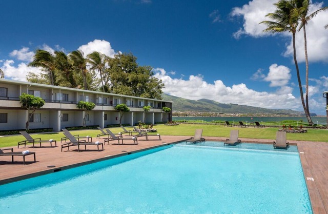 Right on the Water! On-site Pool, Steps to Ho’aloha Park Beach!