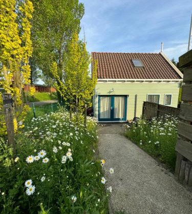 Rina's House - authentiek houten gastenverblijf