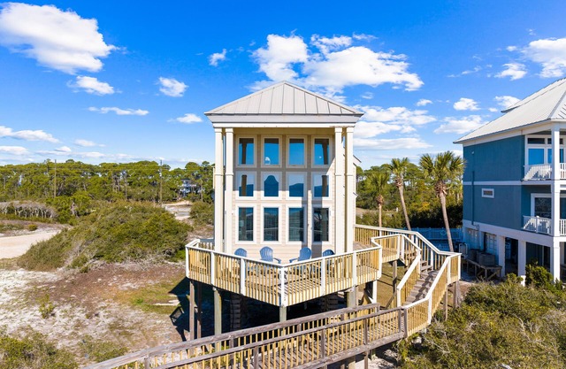 Rising Sun: Cozy 2 BR Beachfront Home on East End- Sleeps 8, Pet Friendly!