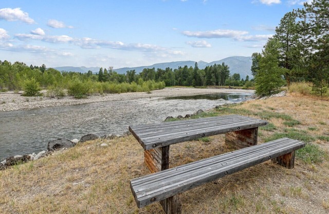 River Bend Lodge: Luxury riverfront home