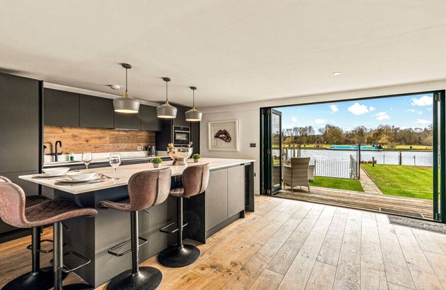 River Cabin - Hot tub, pet friendly, Mooring