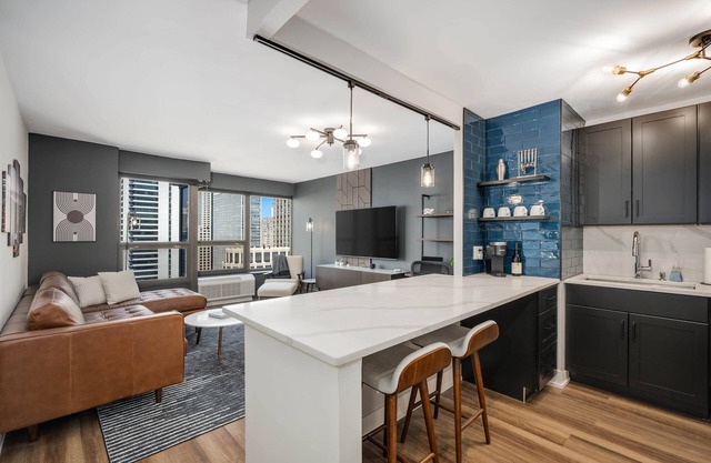 River North Chicago Chic w/King Bed - Lake & Skyline Views