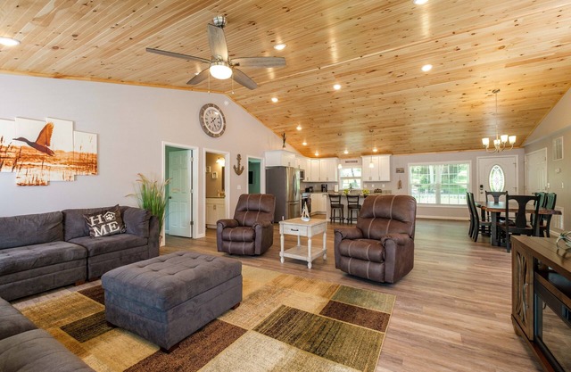 River Oasis Water Front, Pet Friendly Home, 5 King Bedrooms n15 Mins Massanutten