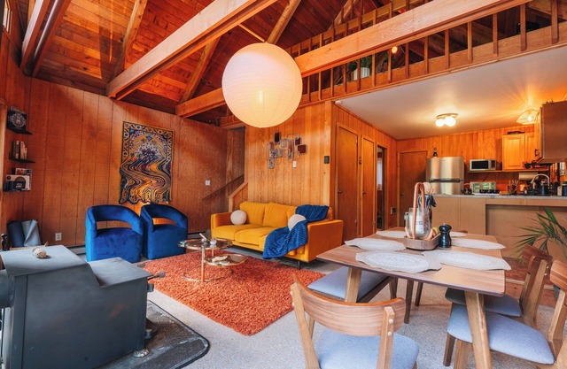River Retreat: Hot Tub, 3 Stories, River Access!