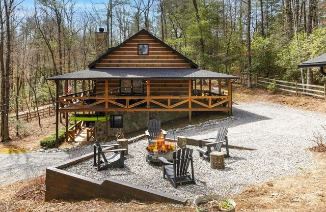 River Runners Retreat— Hot Tub, Fire Pit, Luxury Living and River Adventures