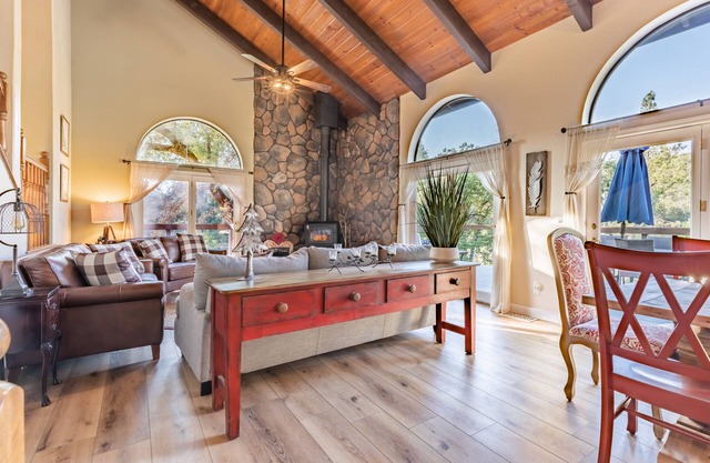 River View Retreat Sleeps 16/hot tub/basketball court