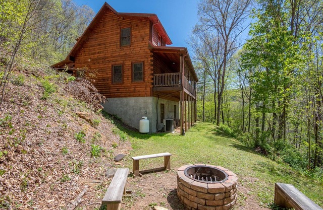 River Walk - New River Front Log Cabin in Todd - 30 Min to Skiing/Tubing