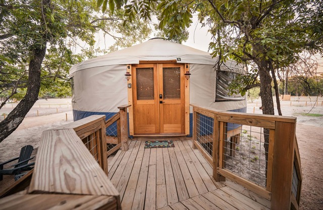 River Yurt Village/Medina River/Hot Tub/Close to Town/Blue Jay