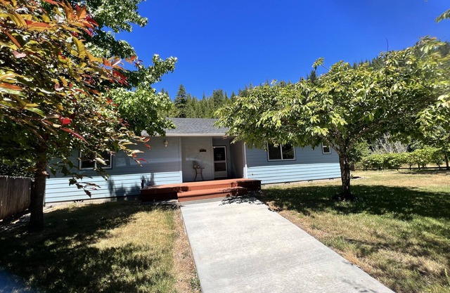 Riverfront 3 bed/2 bath home, relaxing and peaceful, new furnishings and paint