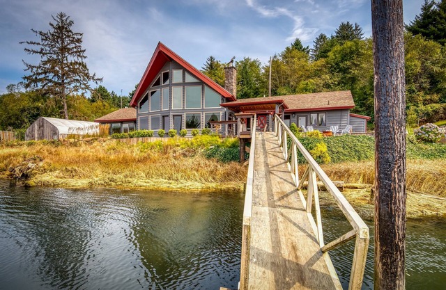 Riverfront 3BR w/Dock—Siletz Sanctuary II 30+ Nights Lincoln City & Depoe Bay