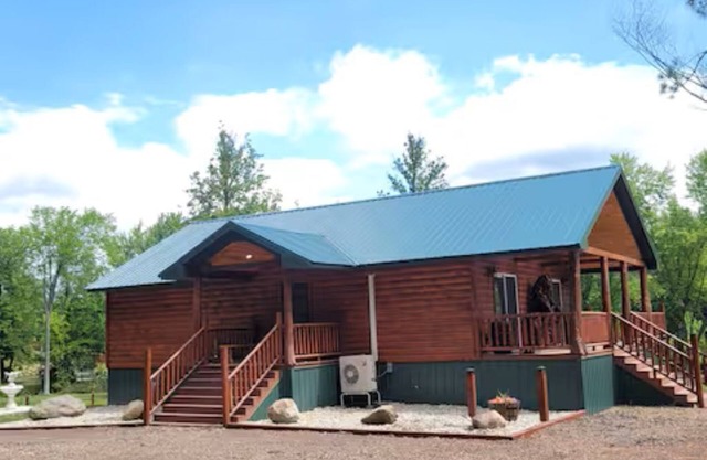 Riverfront Bear Den Cabin