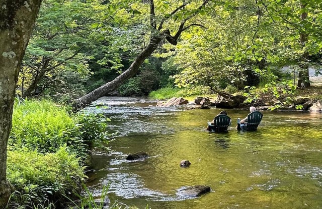 Riverfront Cabin, Game Room, Hot Tub, Fire Pit! Only 10 mins from Downtown BR!