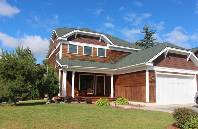 Riverfront home- In Town, walk to shopping and Olympic Center-Beautiful!