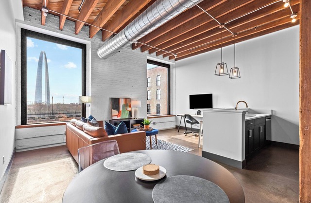 Riverfront Loft - Arch Views, Onsite Fitness Center