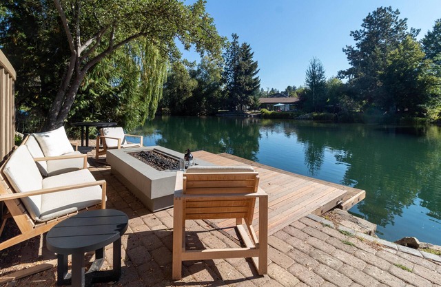 Riverfront LUXE- Private Waterfront Retreat, 4 Fireplaces, Salt Hot Tub, Dock