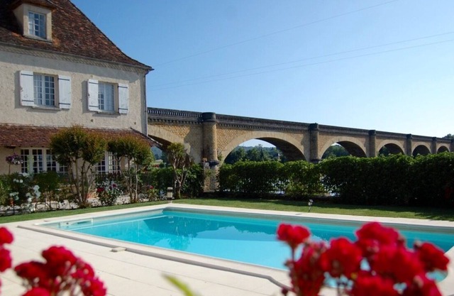 Riverside House with 3 bedrooms, Pool, in Picturesque Village Location.