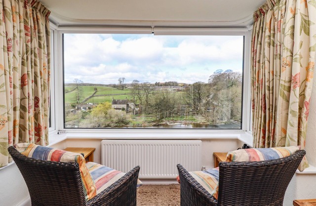 RIVERSIDE, pet friendly, with open fire in Grassington