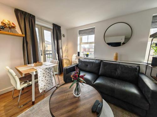 Riverside Retreat Leeds City Location Modern 2-Bed 2-Bath Townhouse & Free Parking