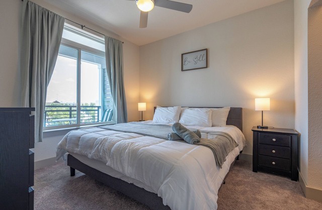 RiverWalk Top Floor City View Apt w/King Bed, Infinity Pool, Gym & Free Parking