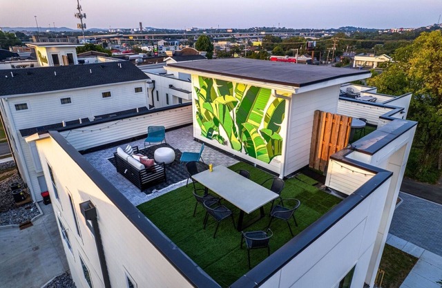 Rockin' Records 232-Rooftop Deck-Mins to Broadway