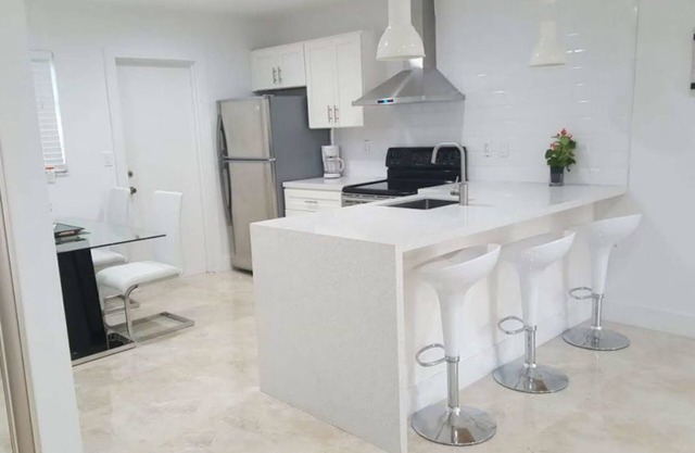 ★ Rocking 2 BR Apt ★ Near Hard Rock Casino & Beach