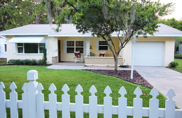 Rocking Chair Cottage in Historic Mt Dora .Walk to Town