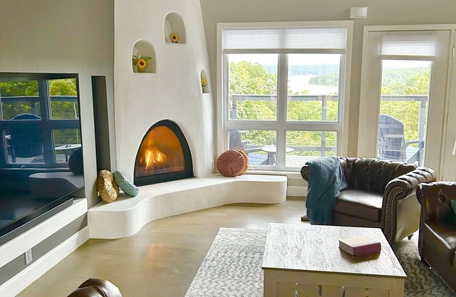 Rogers Retreat: Stunning Beaver Lake Views, Spacious Entertaining, 4 Fireplaces